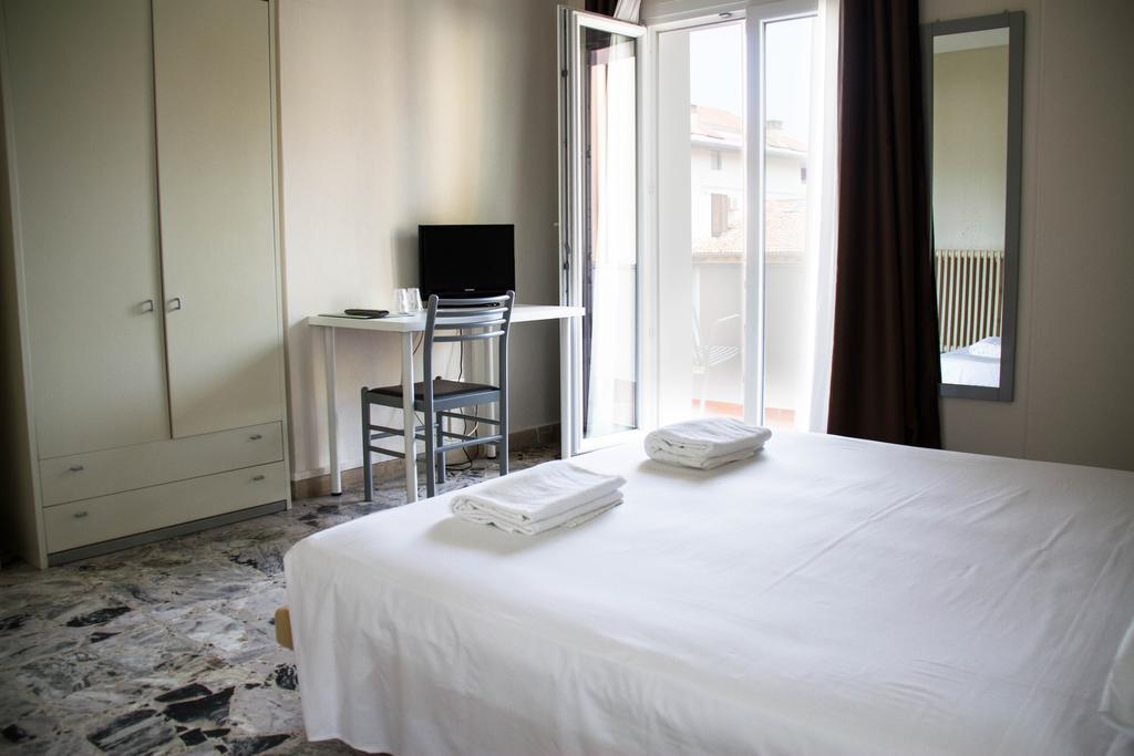Hotel Arianna Iseo Oda fotoğraf
