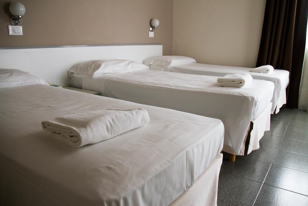 Hotel Arianna Iseo Oda fotoğraf