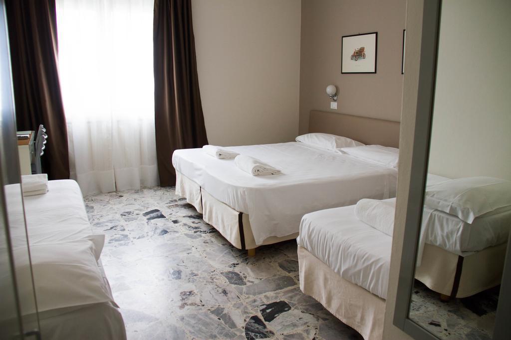Hotel Arianna Iseo Oda fotoğraf
