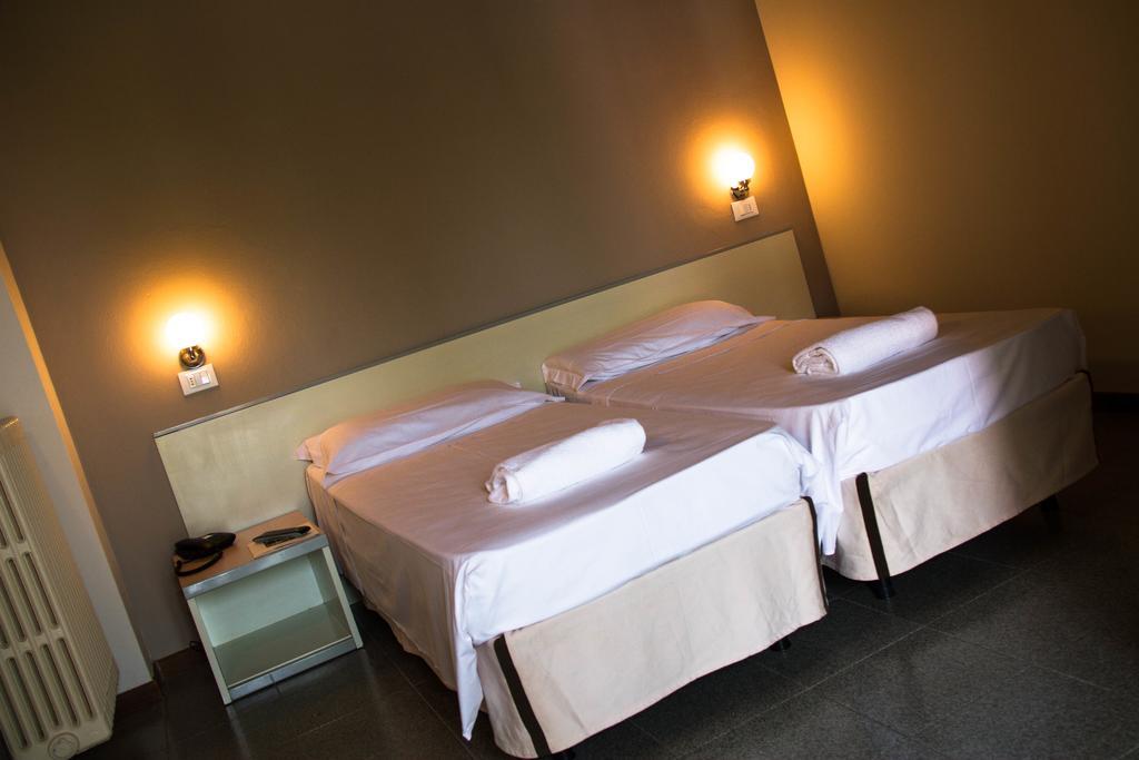 Hotel Arianna Iseo Oda fotoğraf